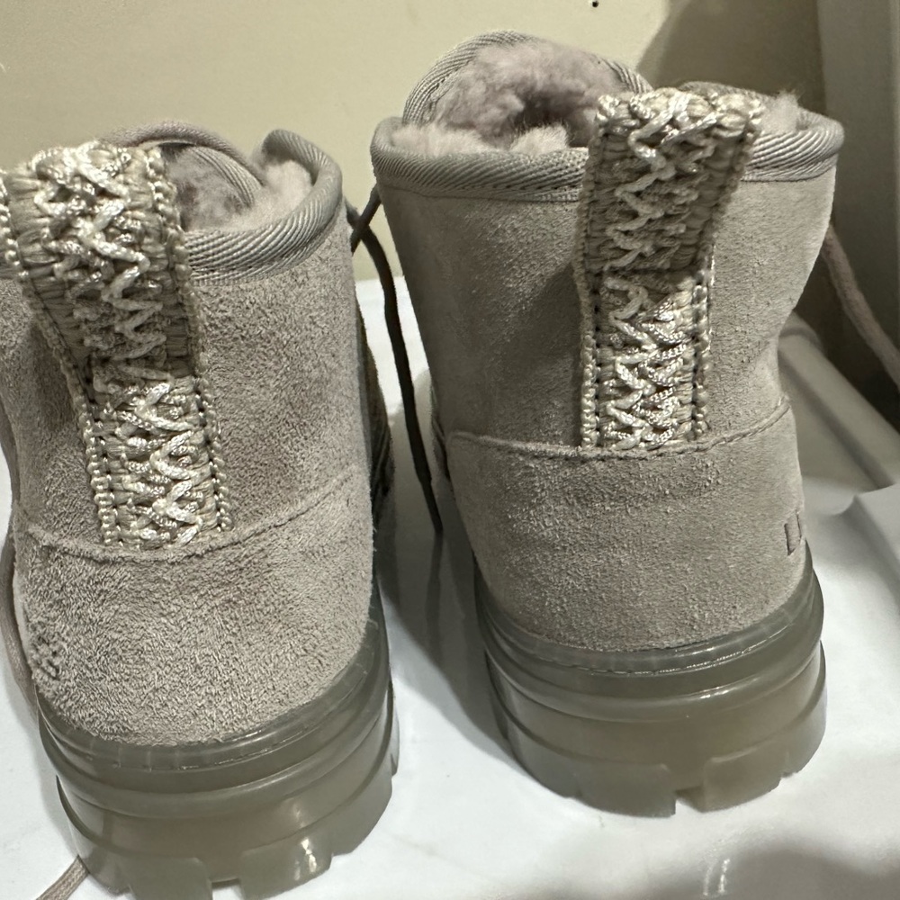 UGG - Picture 5 of 9